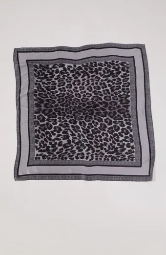 Šedý šátek s leopardím vzorem